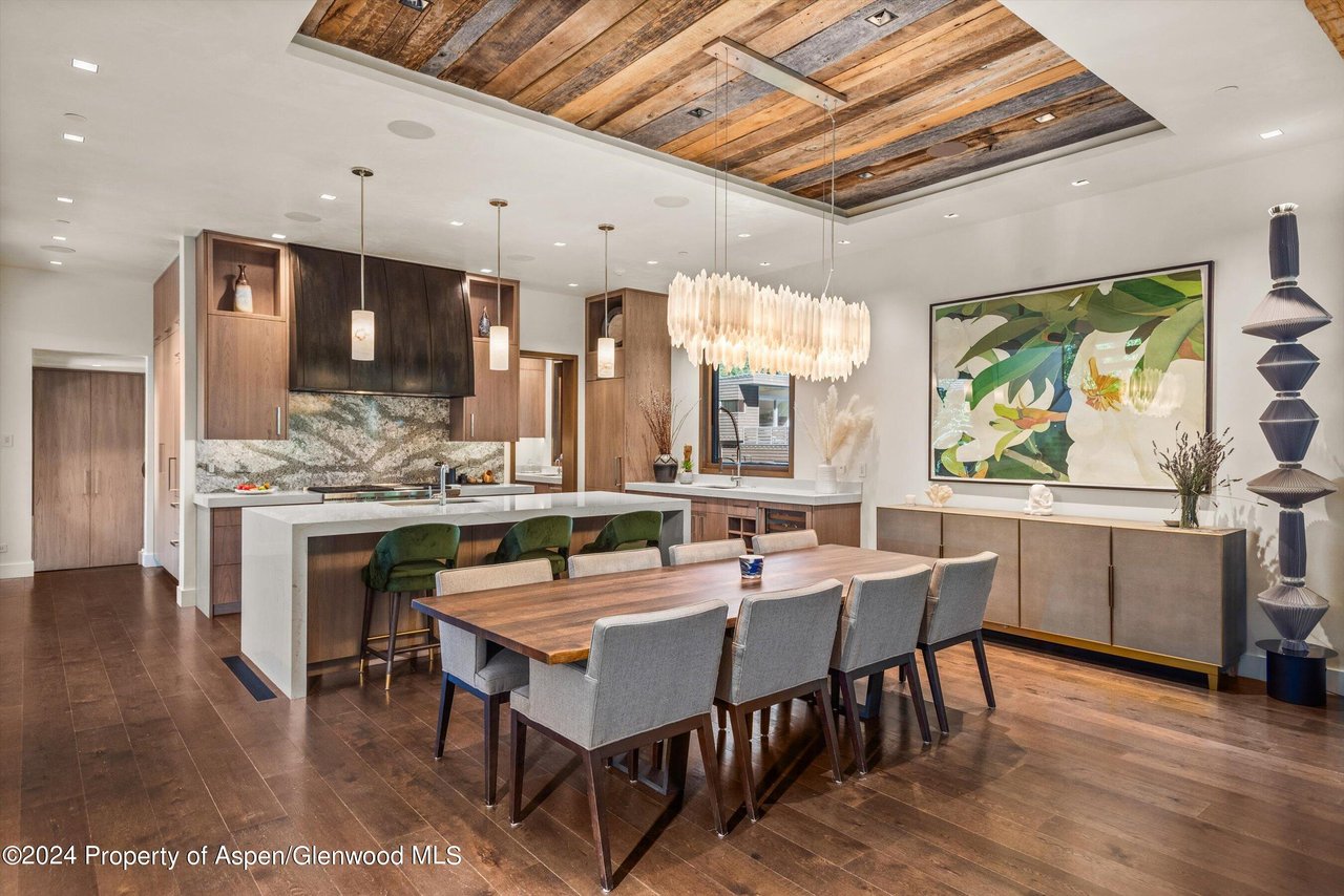 700 W Smuggler Street