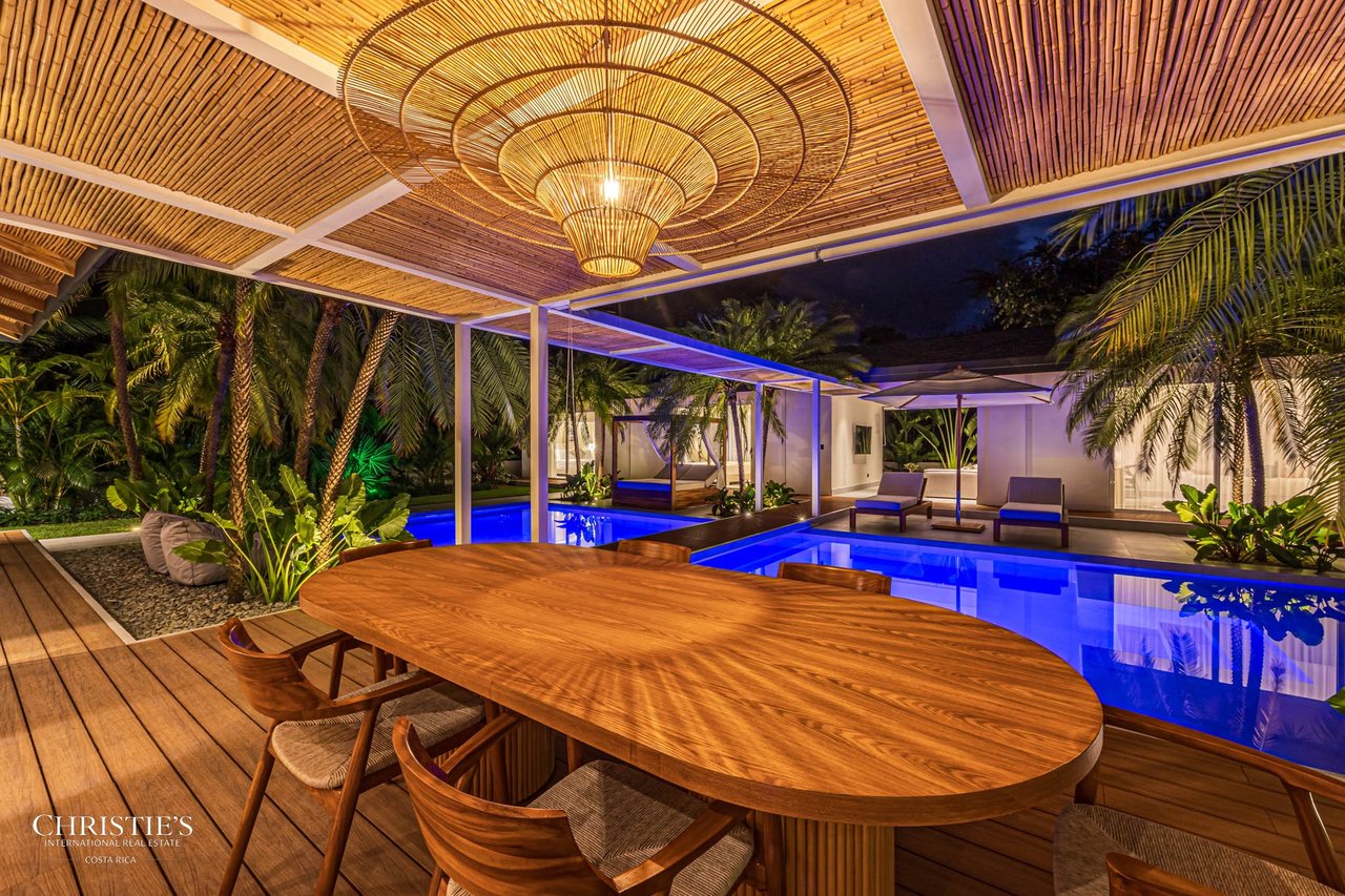 Modern Beachside Luxury Villa, Short Stroll to the Shore