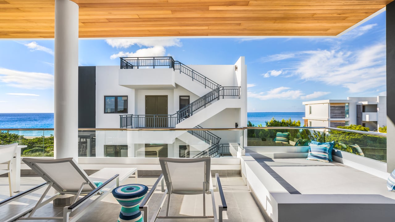 Tranquility Beach - Penthouse Villa 