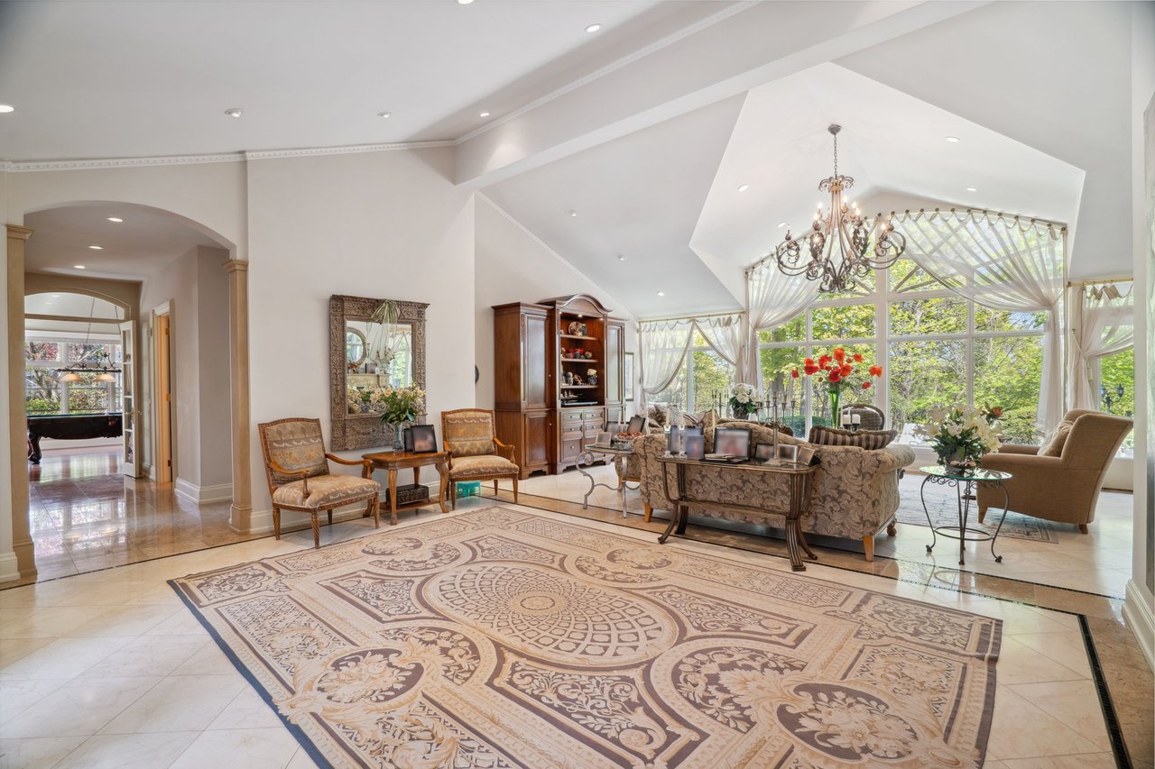 Prestigious Riverview Drive