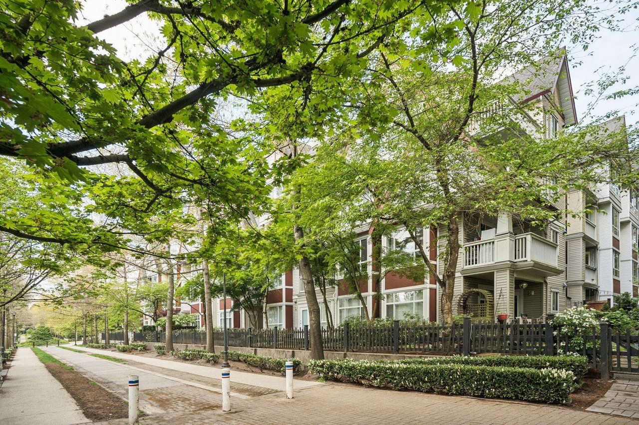 304-6833 Village Green Unit: 304