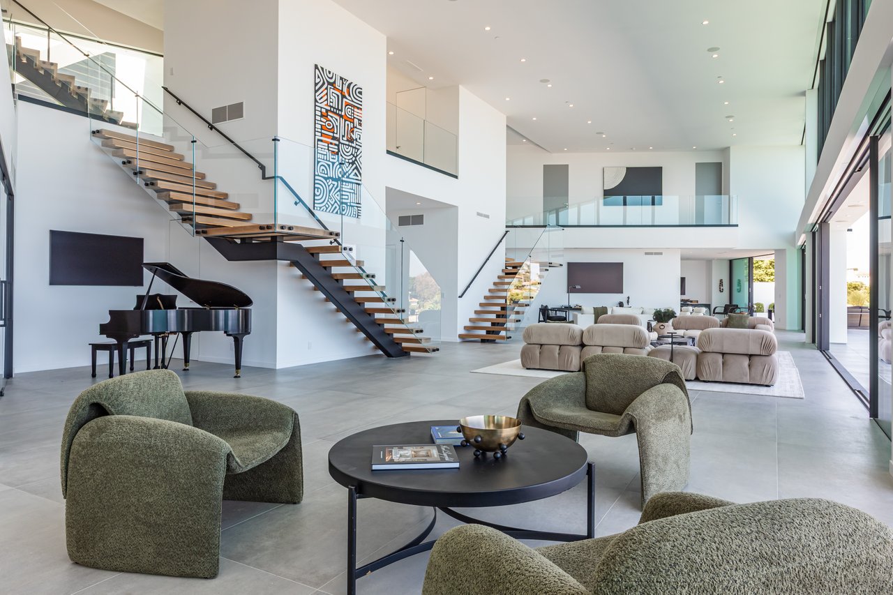 6156 Zumirez Dr