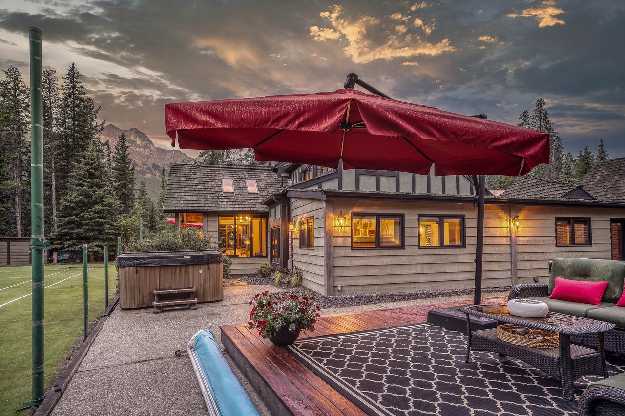 Private Mountain Retreat on Nearly Half an Acre