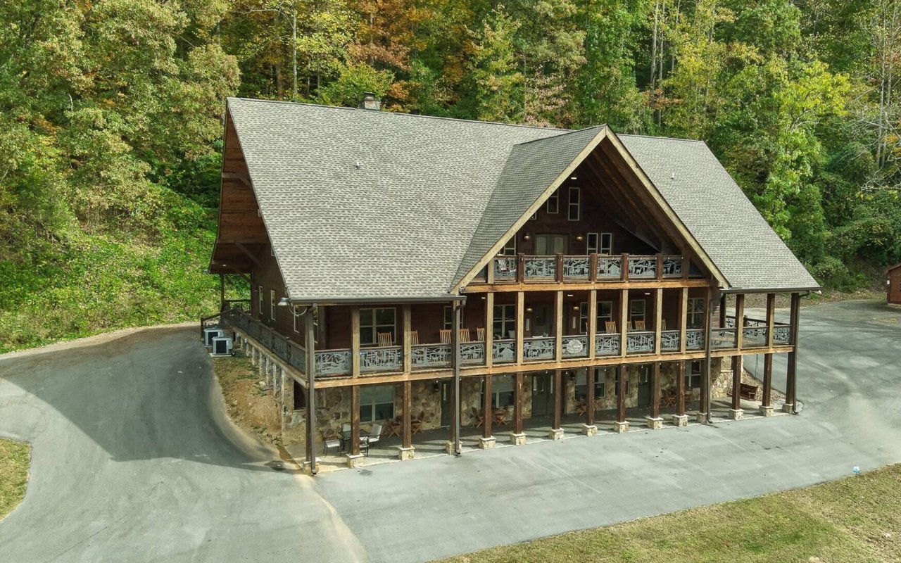 Wallace Luxury Spotlight | 173 Rafter Road Tellico Plains, TN 37385