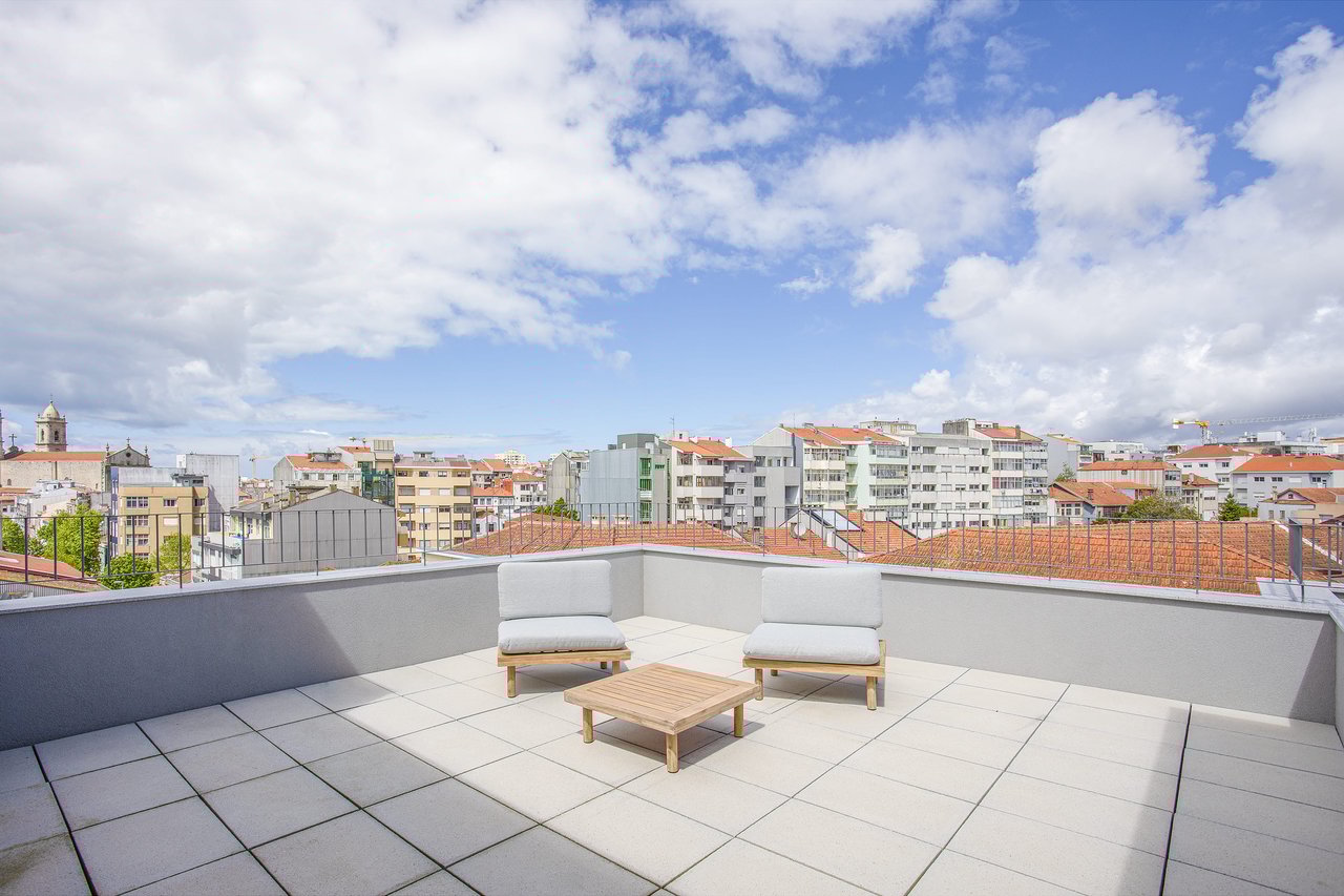 Elegant 3-Bedroom Apartment with AL License and Terrace in Central Porto