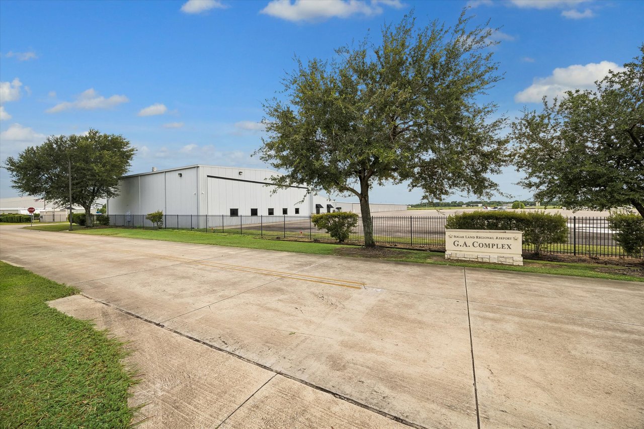 Hangar + Office - Sugar Land Regional Airport (KSGR)