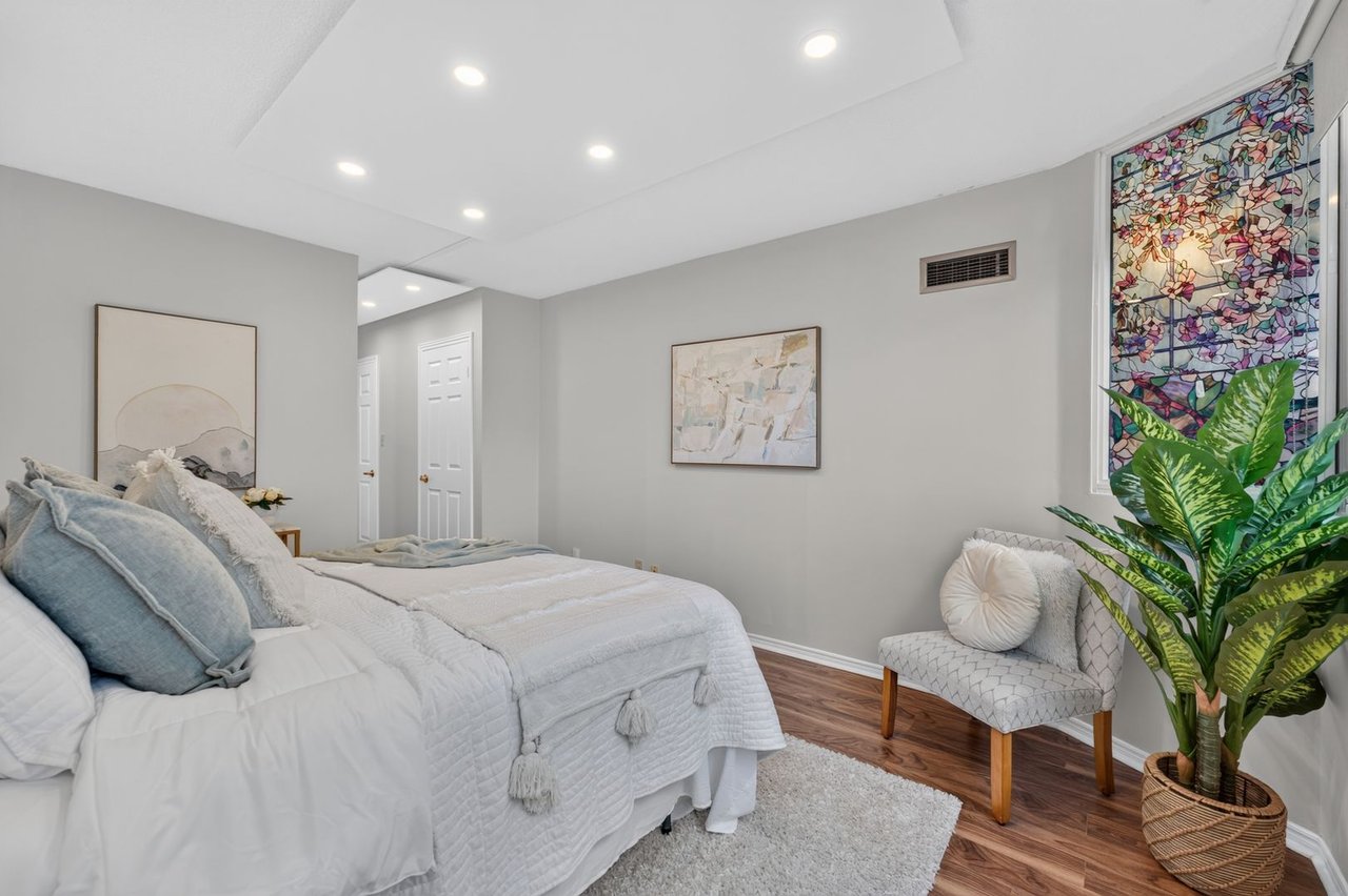 221 - 1001 Cedarglen Gate