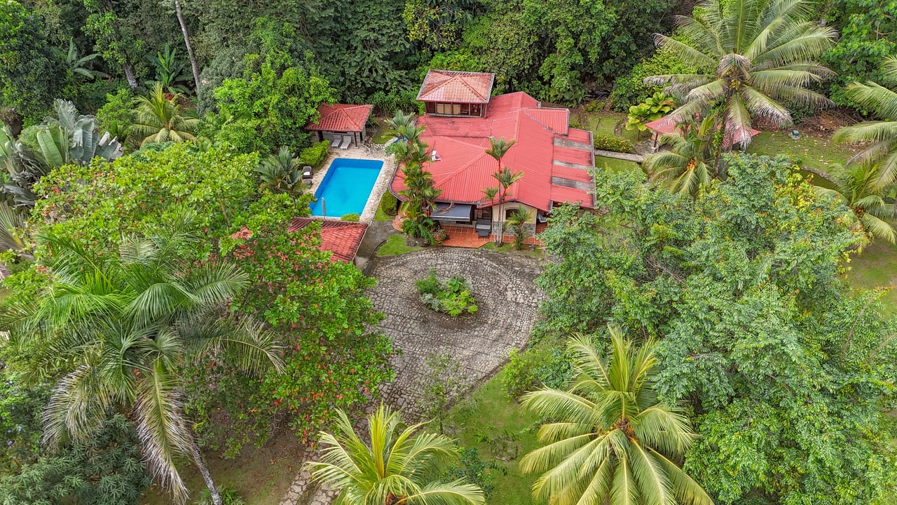 A riverfront 3-bed home on a large property In Ojochal, Costa Rica