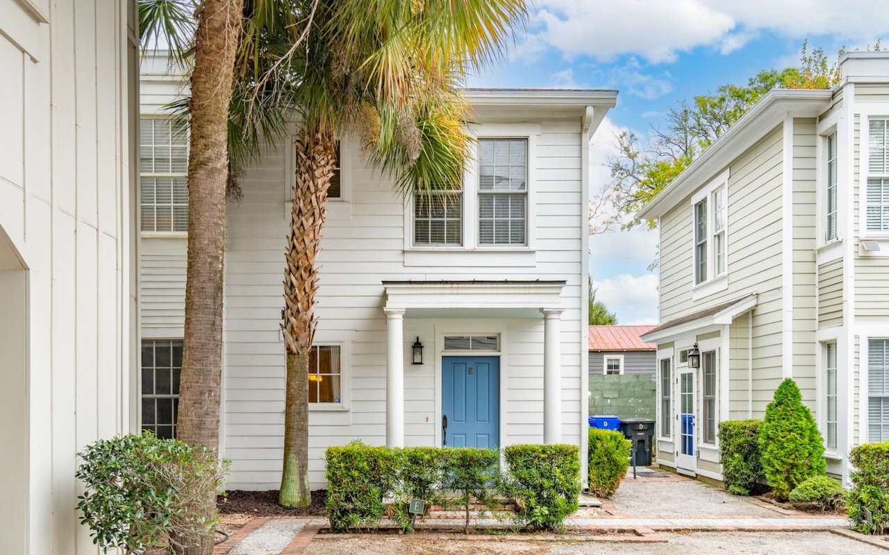 Stunning Home in Historic Charleston – 152 Spring Street E