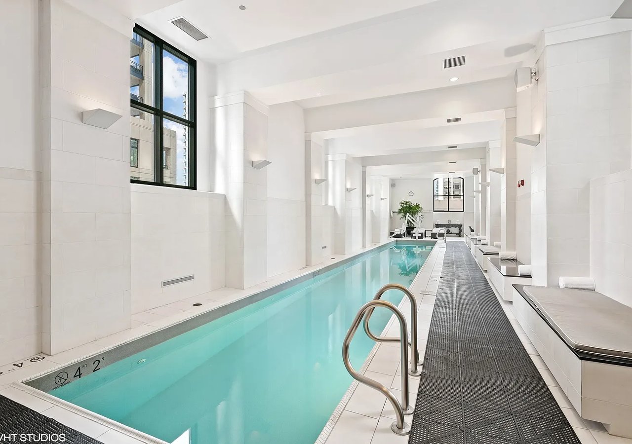 11 E Walton St APT 4202