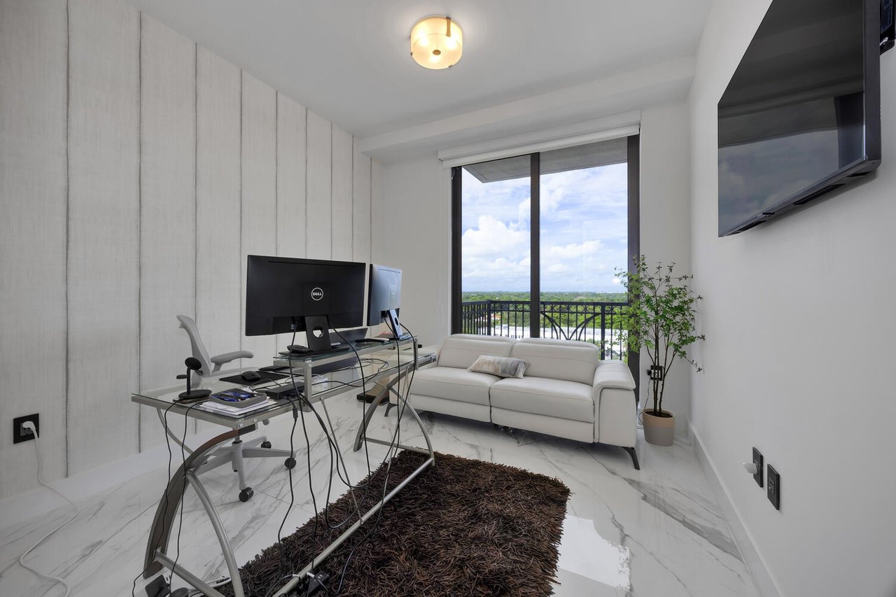 Exceptional Lower Penthouse Corner Unit in The City Beautiful