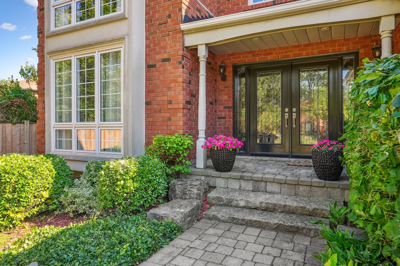 Prestigious Glen Abbey living with a backyard made for summer