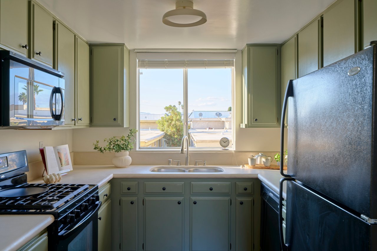 Rare Tri-Level Mar Vista Townhouse 