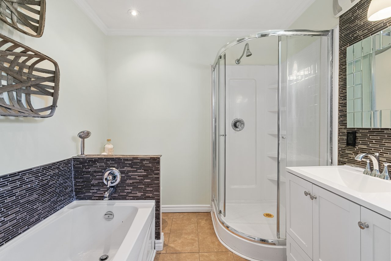 8 George St N