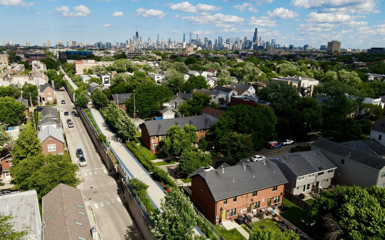 Can You Buy a House and Sell Yours at the Same Time in Illinois?