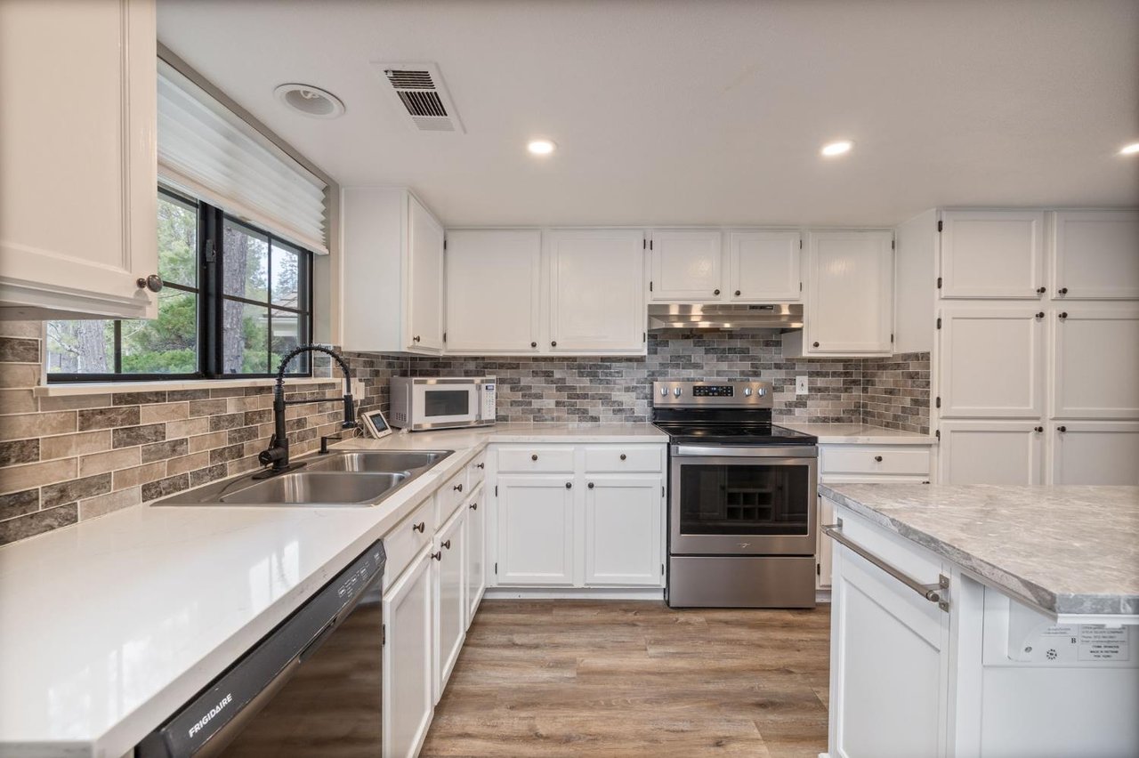 50850 Smoke Tree Trl, 