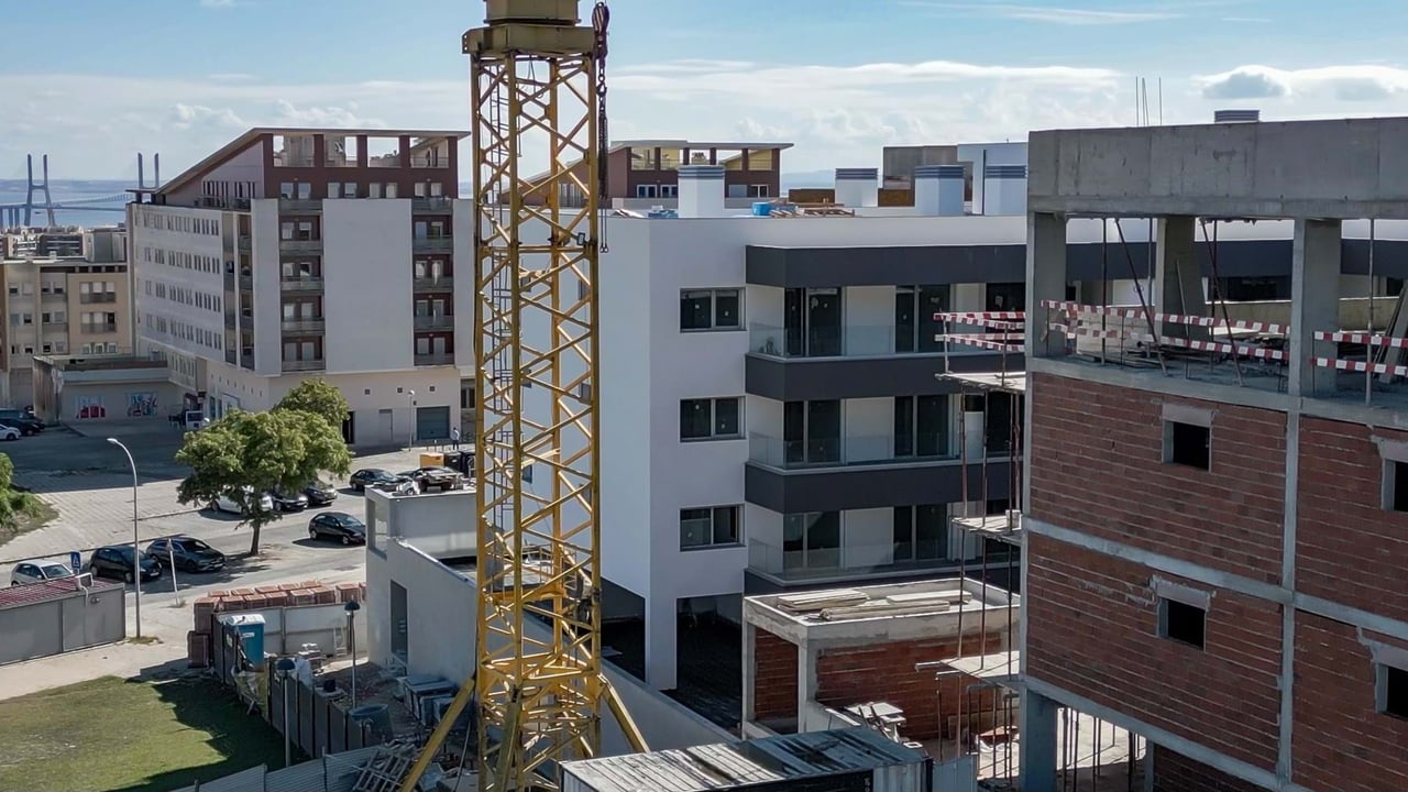 Modern 1-Bedroom Apartment in Camarate, Loures