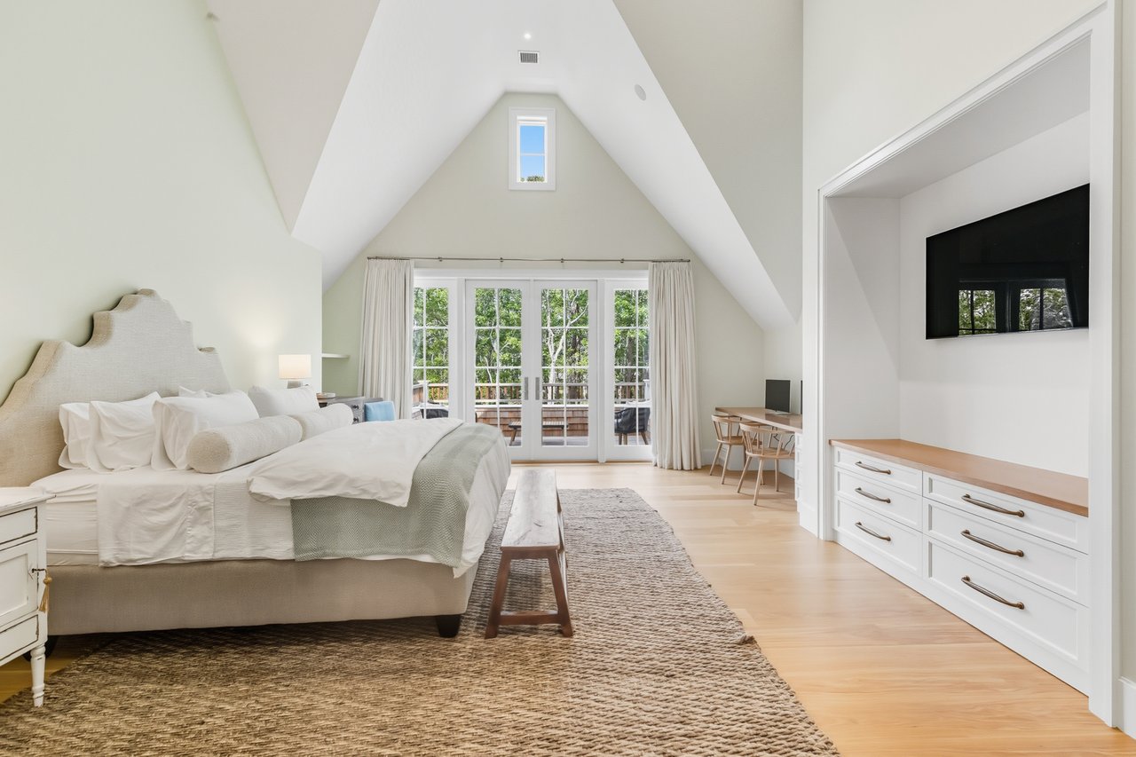 417 Edge of Woods Road