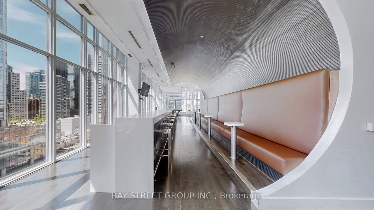 STUNNING SUNNY PENTHOUSE