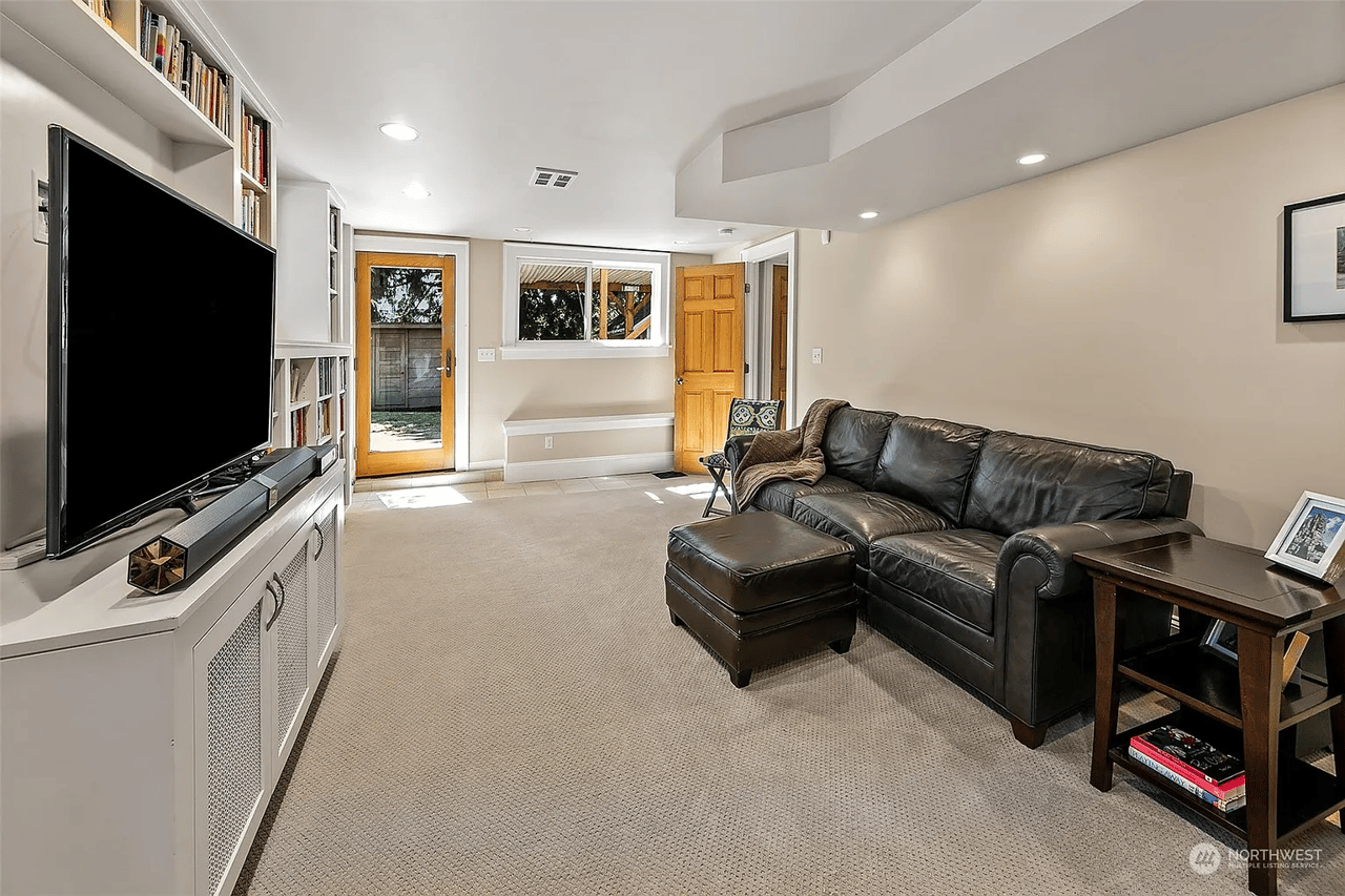 5529 Kenwood Place N