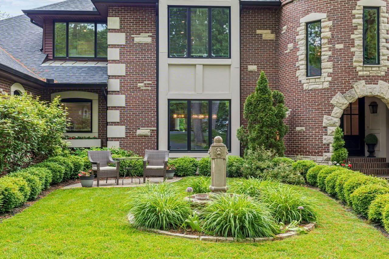11 Lake Forest Court W