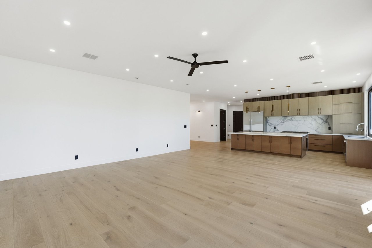 3106 N VALENCIA Lane