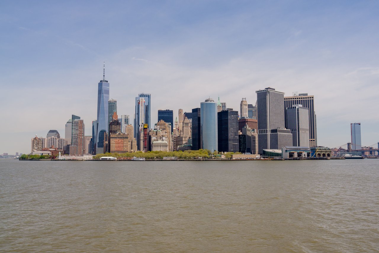 Front & York luxury condominium development at 85 Jay Street in DUMBO featuring contemporary architecture, a private landscaped park, resort-style amenities, and views of the Manhattan skyline.