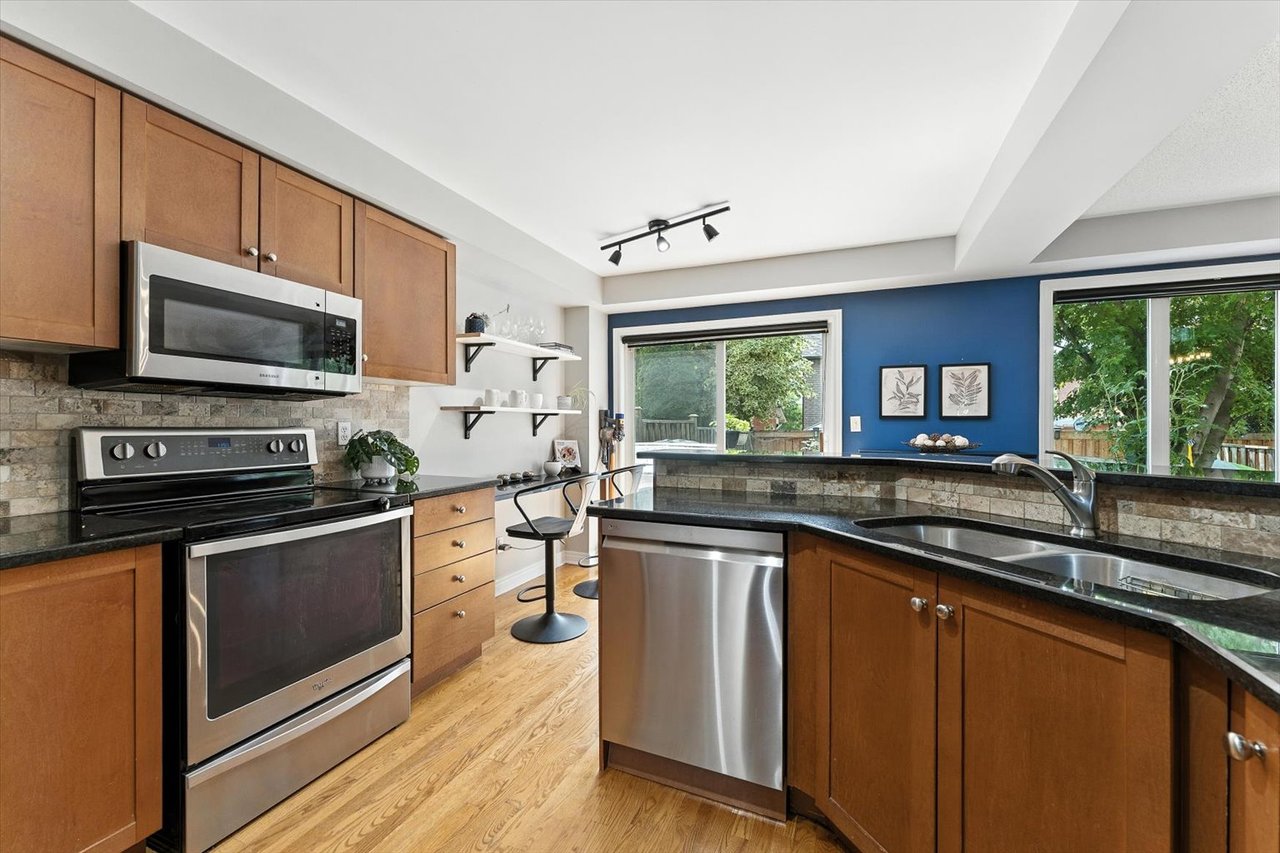 151 Mowat Cres