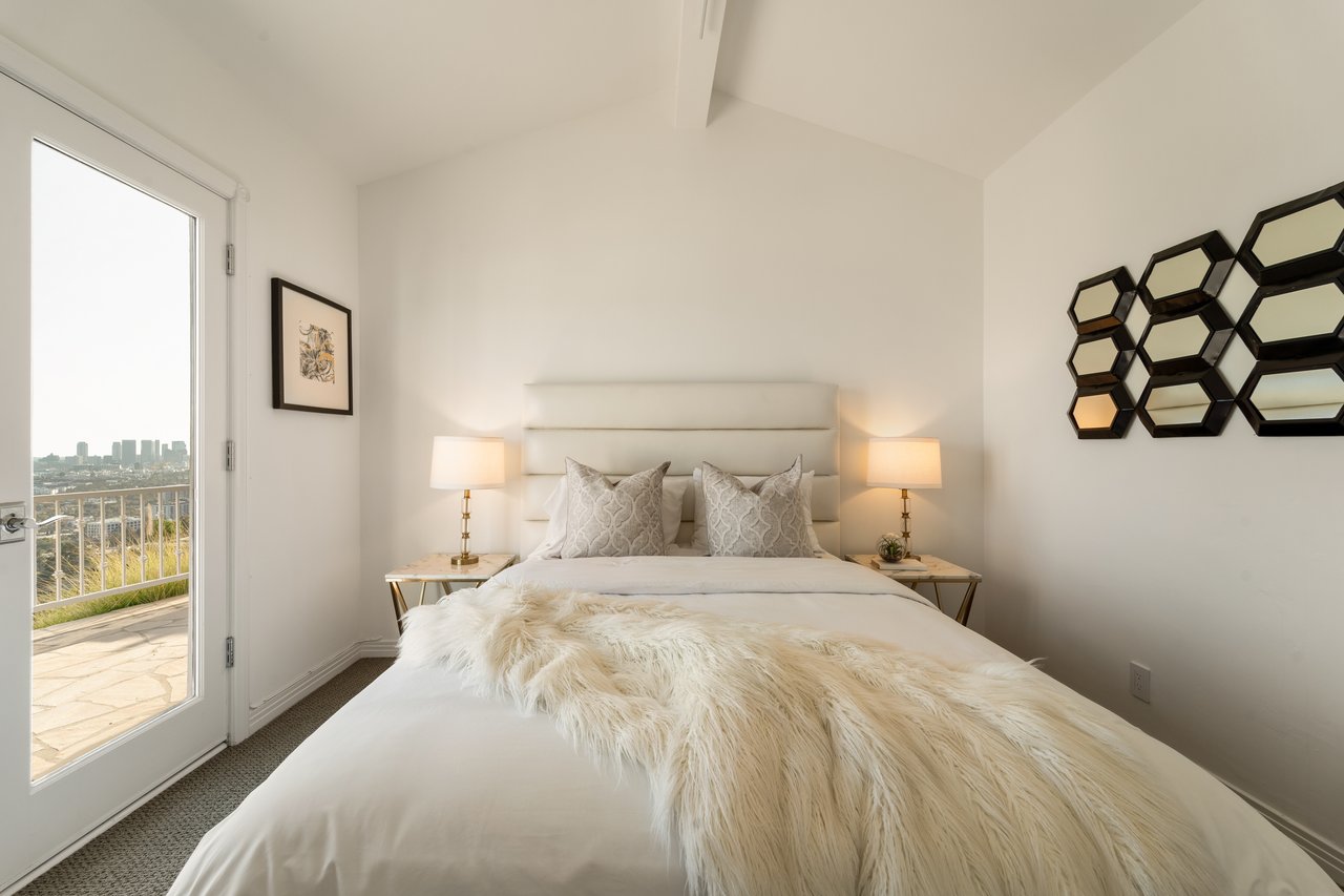 8527 Hedges Way, Hollywood Hills