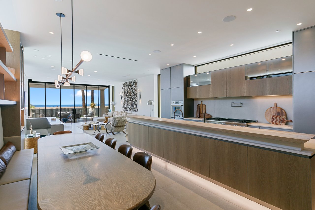 938 Palisades Beach Rd