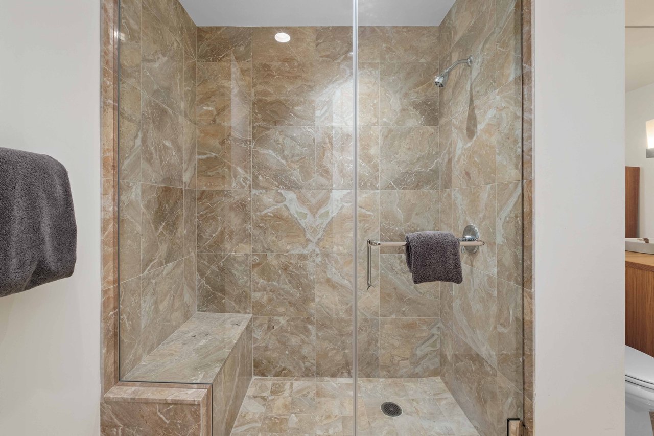 200 Congress Ave #18AE