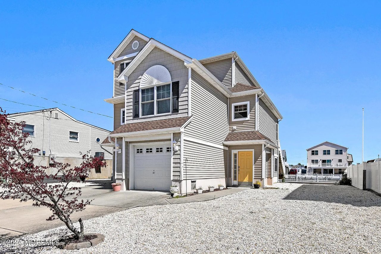 109 E Potomac Dr