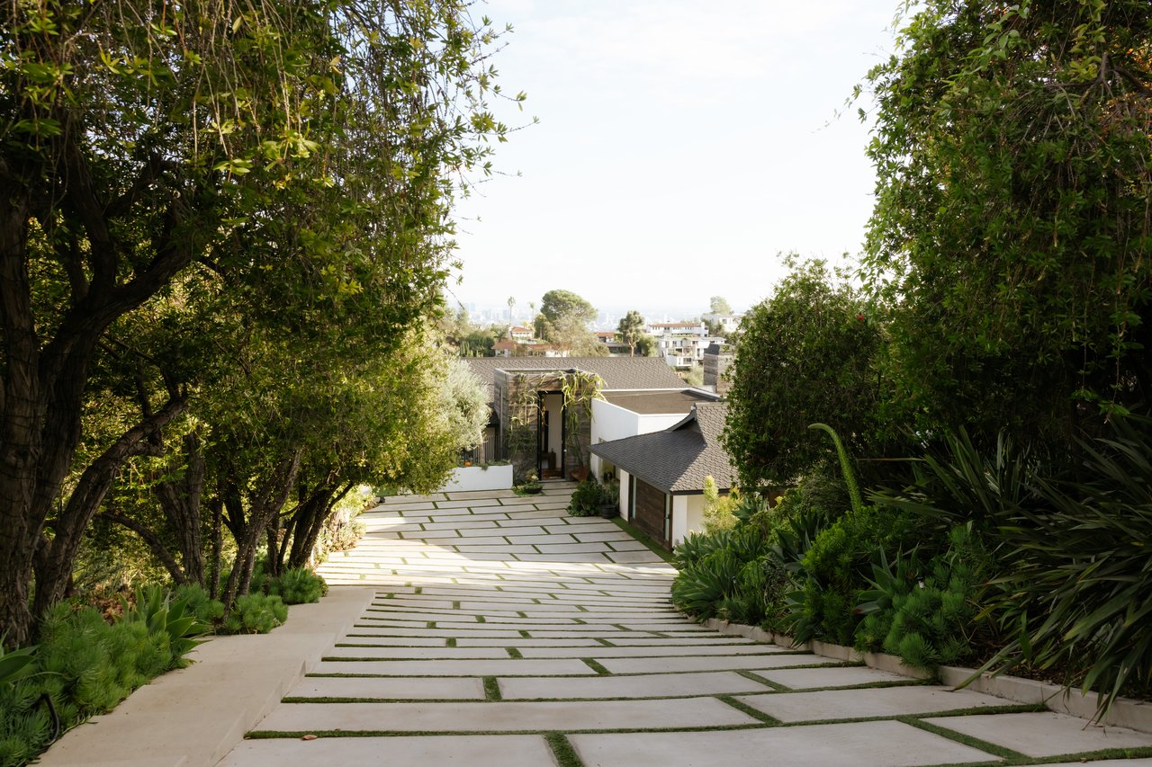 2402 Carman Crest Dr