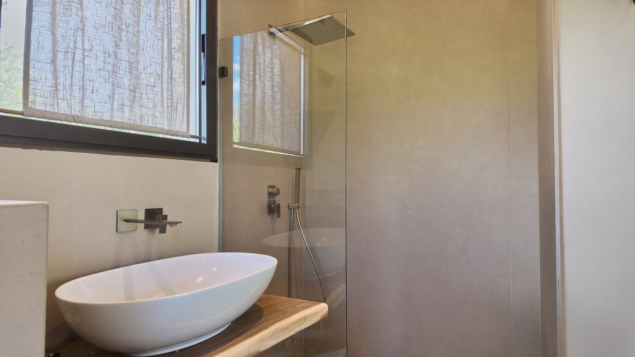 SANTA FE MODERN HOME IN CATALINA COVE | 5,410 M² LOT NEAR BEACHES