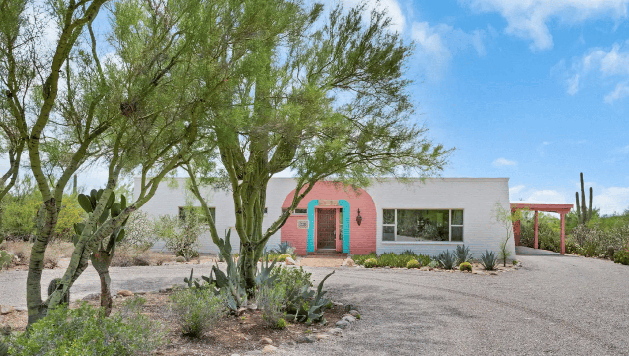 6521 N Calle Padre Felipe