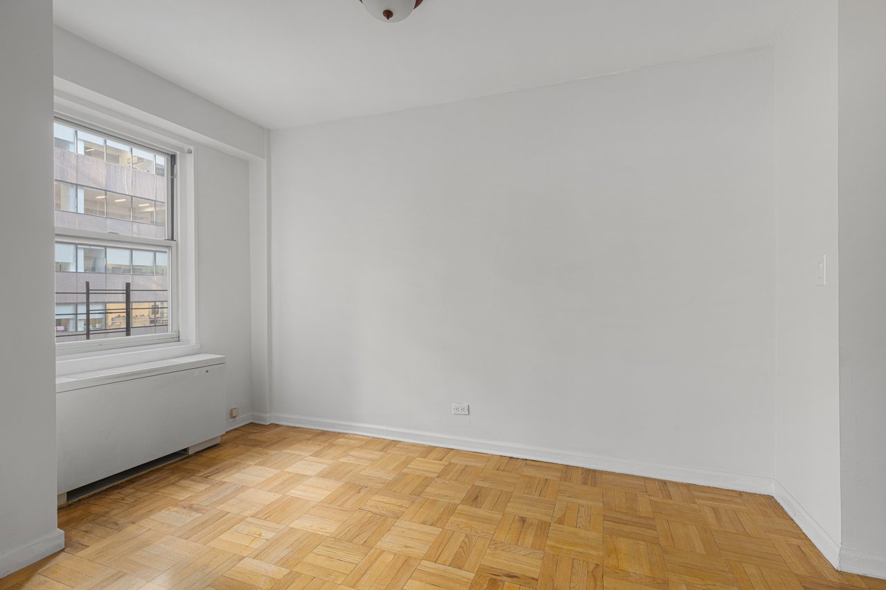 Oversized 1 bedroom, convertible 2 or home office!