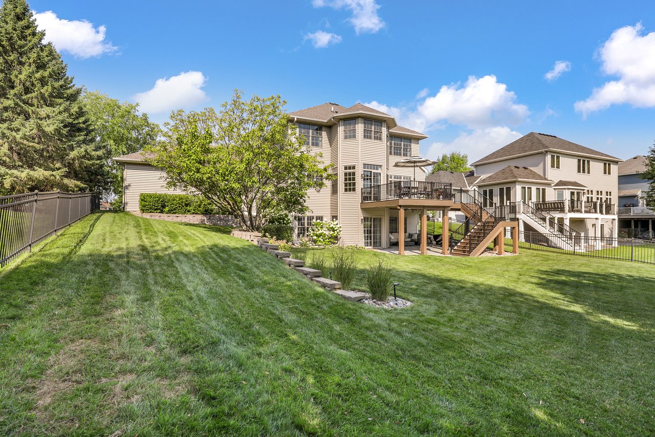 Walkout 2-Story Overlooking the Elm Creek Park Reserve