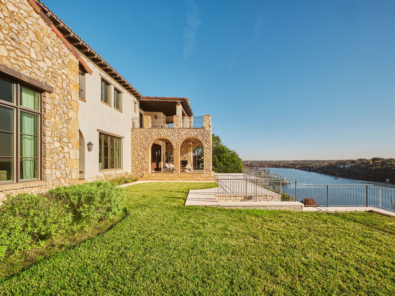 LAKESHORE HORIZON: WATERFRONT VILLA WITH LAKE & CITY VIEWS