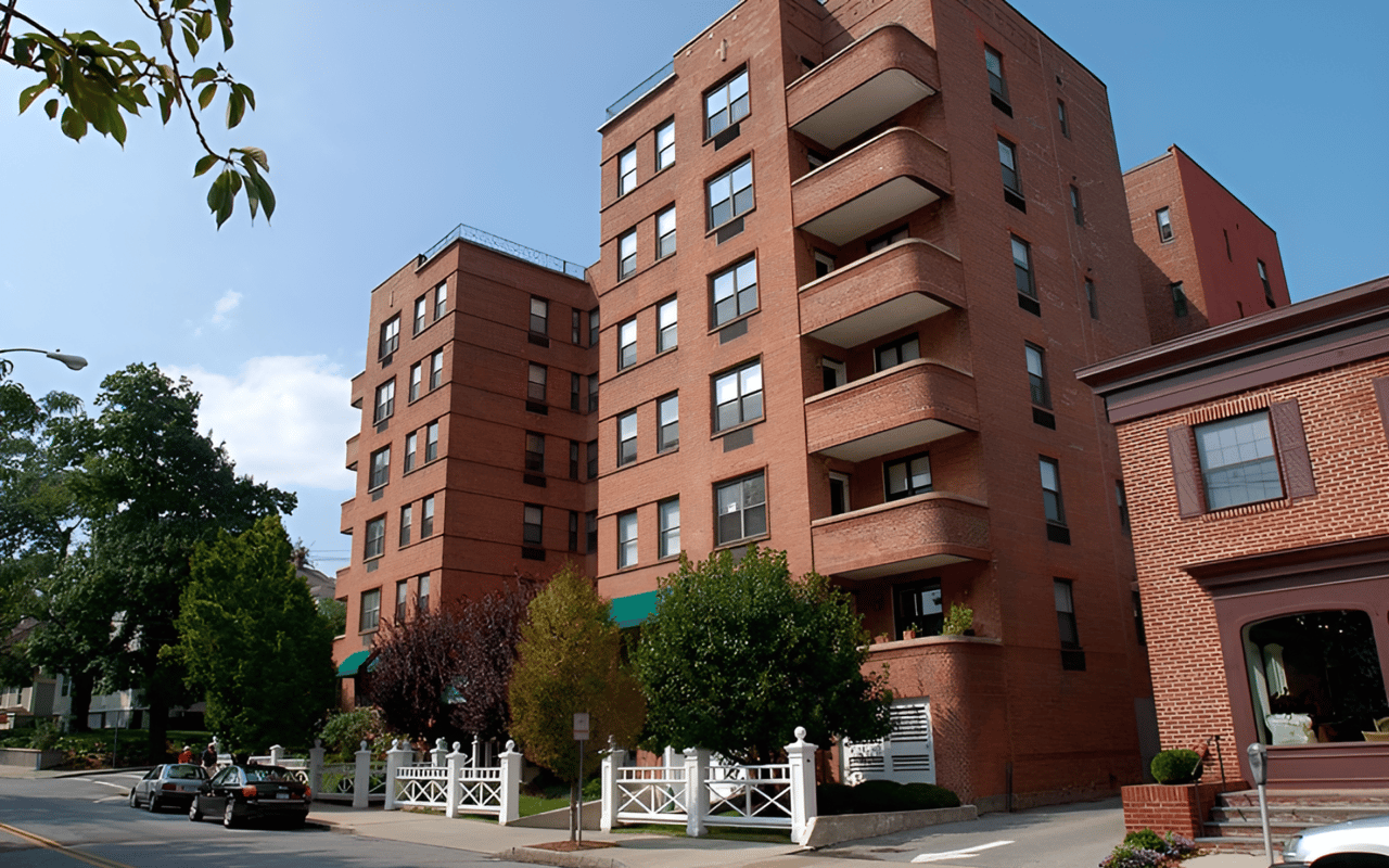 25 W Elm St