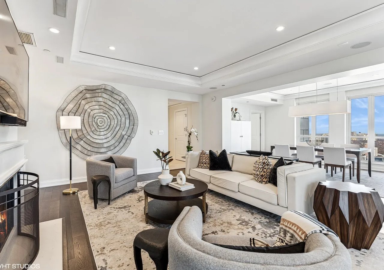 11 E Walton St APT 4202