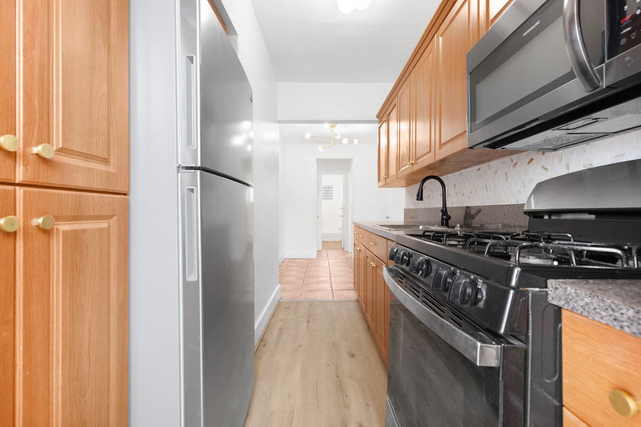 🌊 Waterfront One-Bedroom with Balcony – Miami Beach Lifestyle!