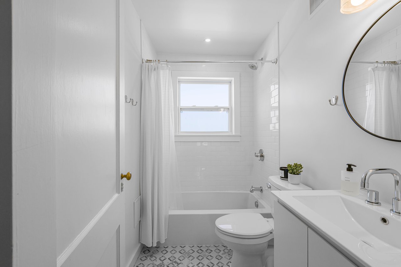 AN ELEGANT WATERFRONT ESCAPE