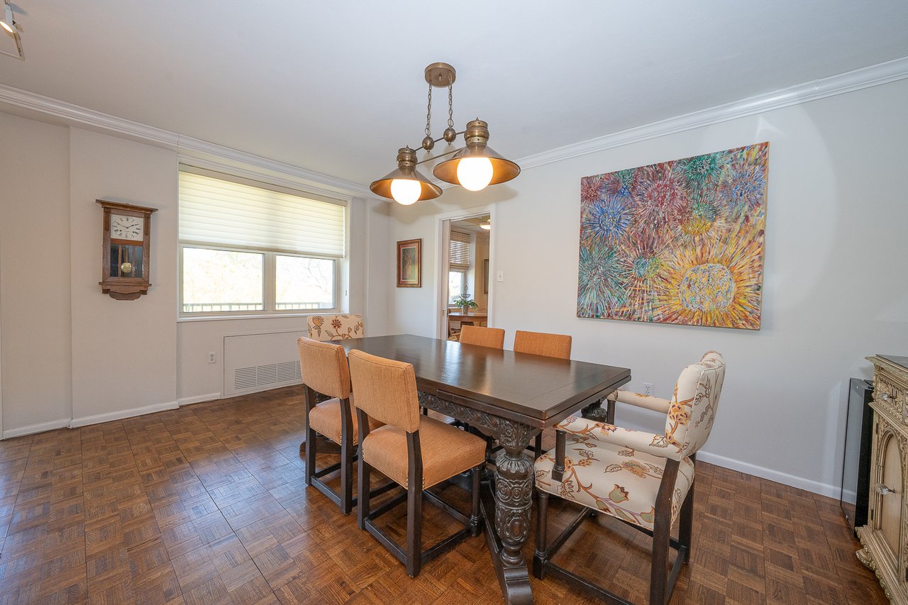 Easy Living on the Main Line!