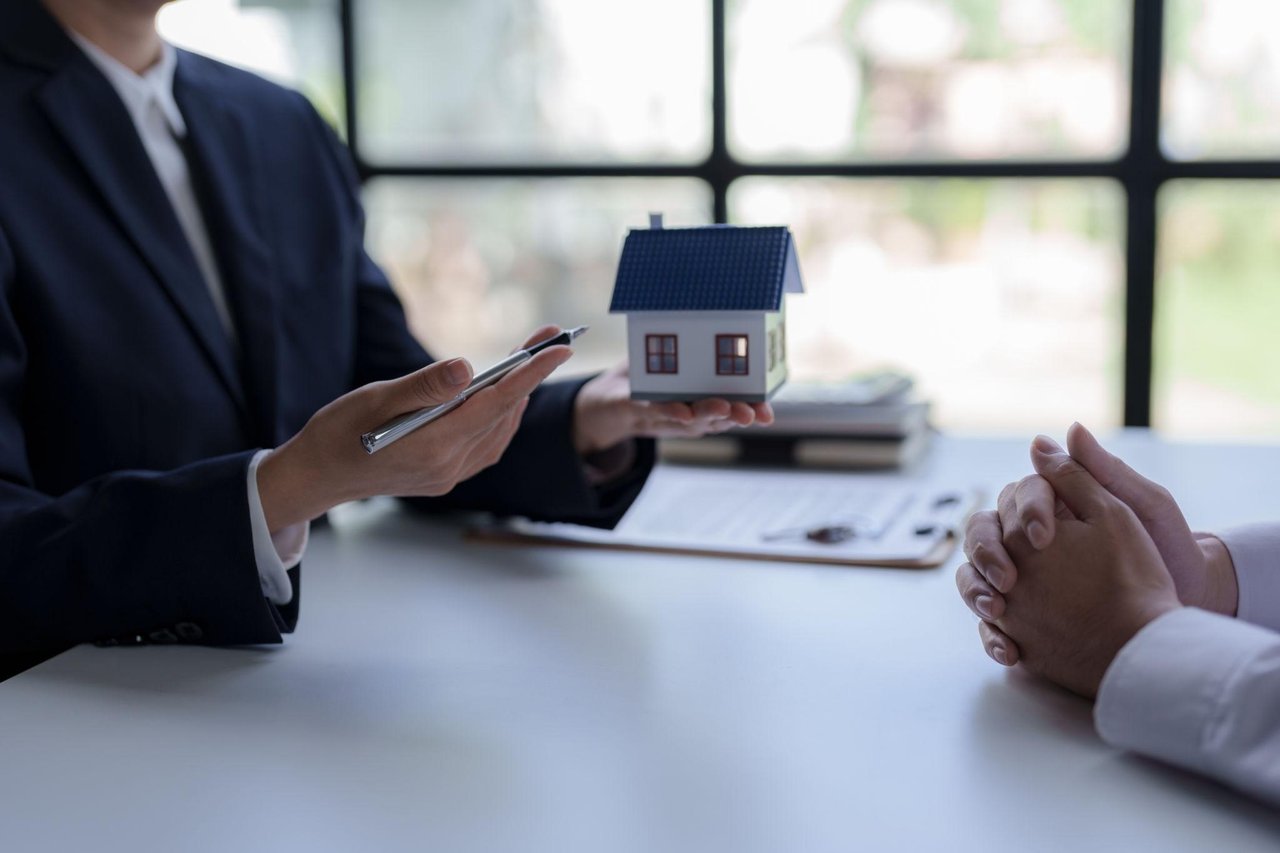 🏡 How Do You Handle Multiple Offers as a Seller in Seattle?