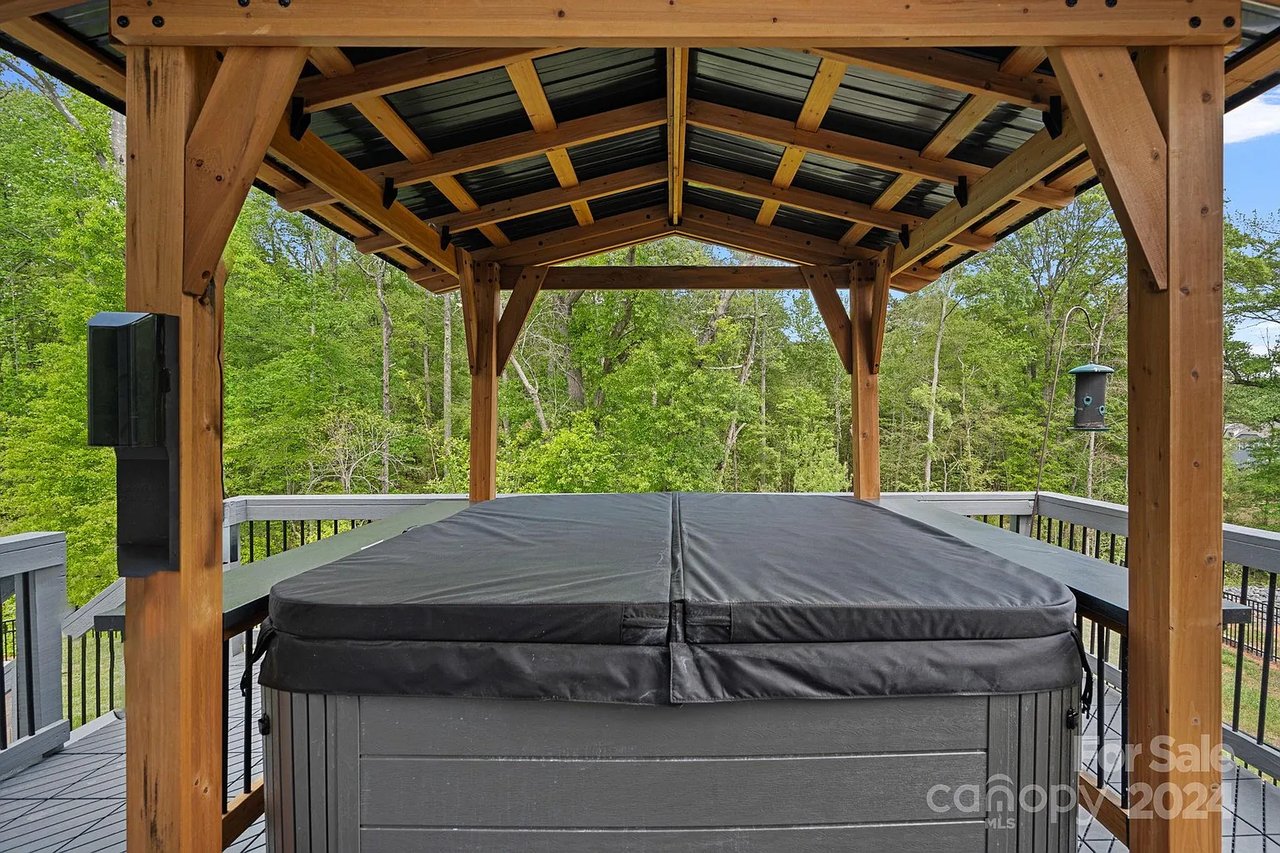 916 Pecan Tree Ln