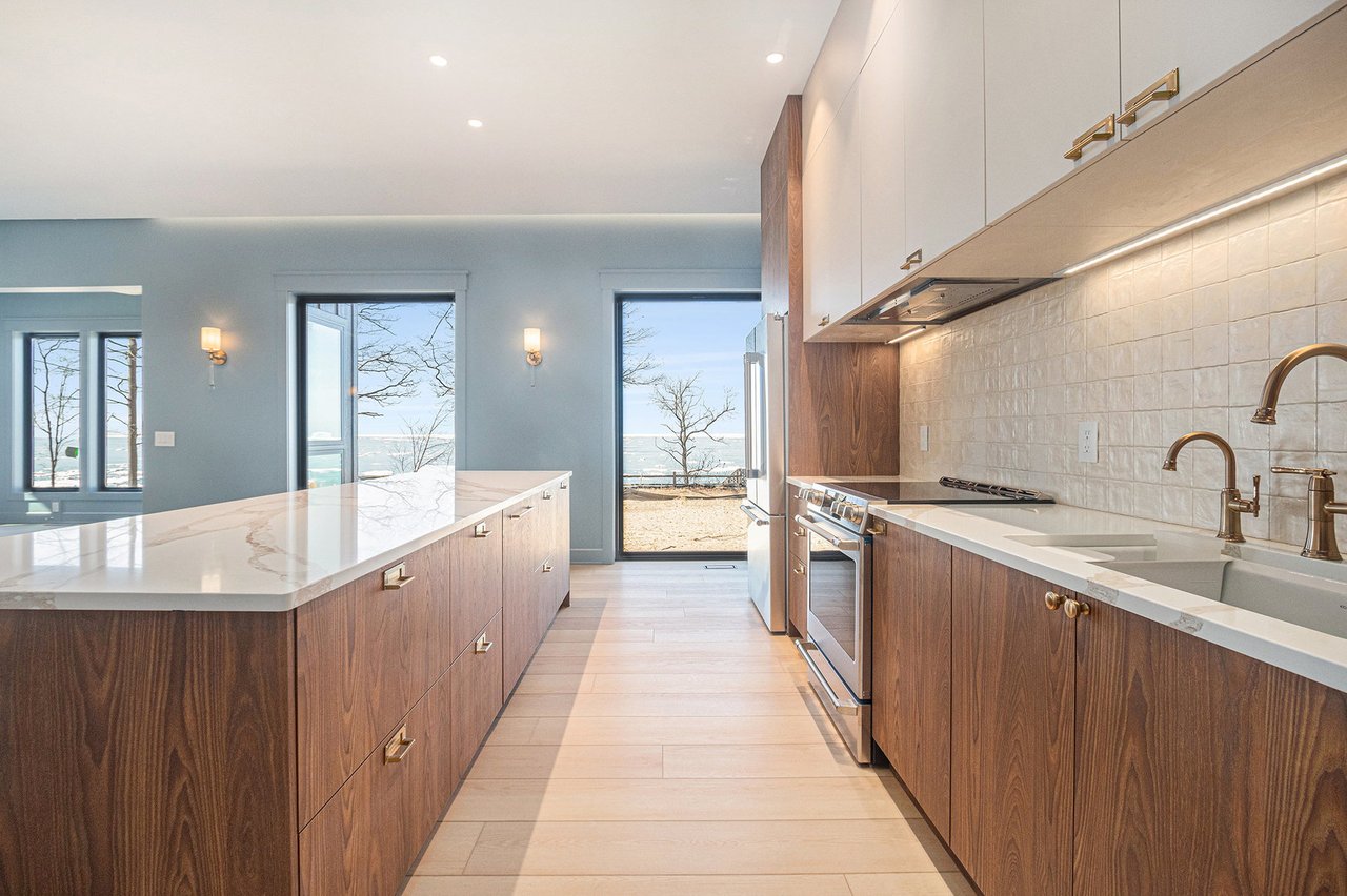 2578 2576, 2572 Lakeshore Drive