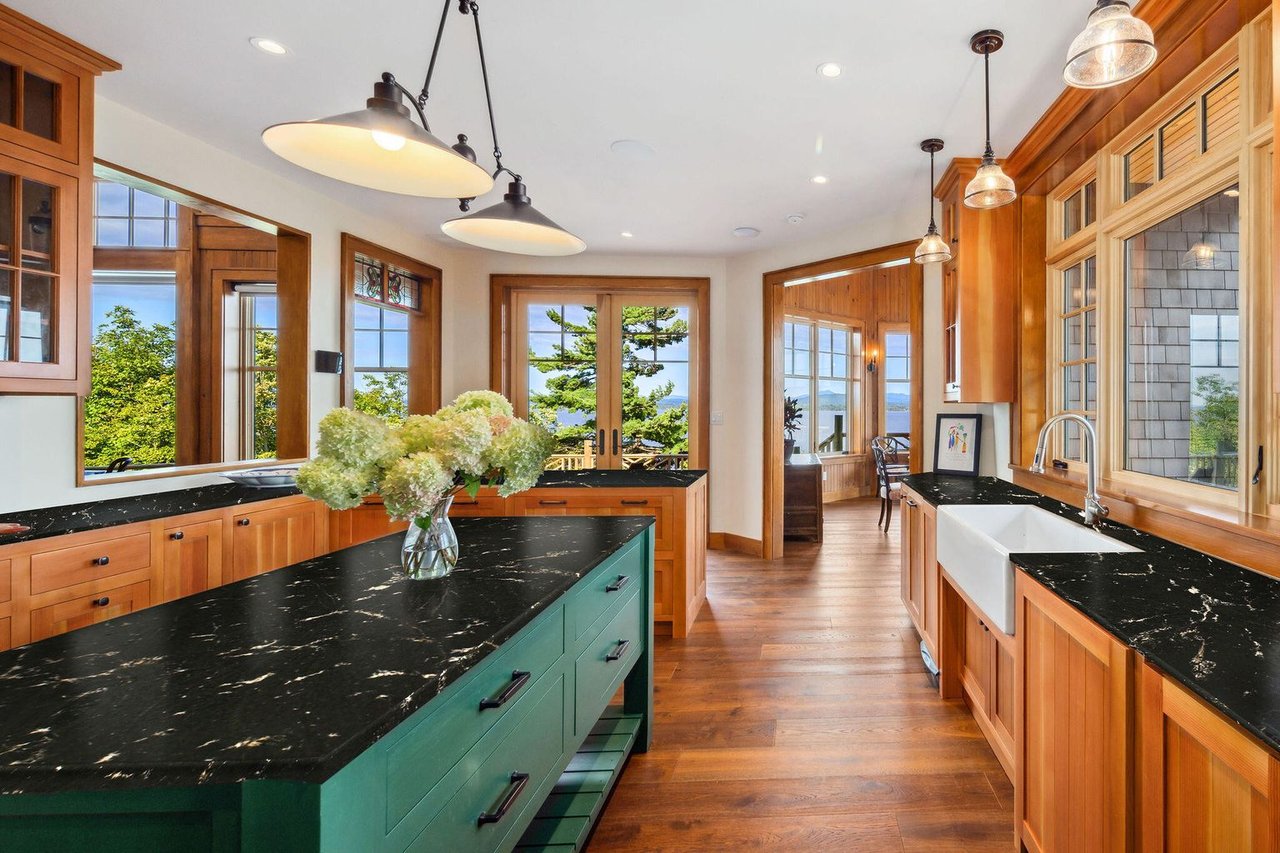 2226 Lake Shore Road