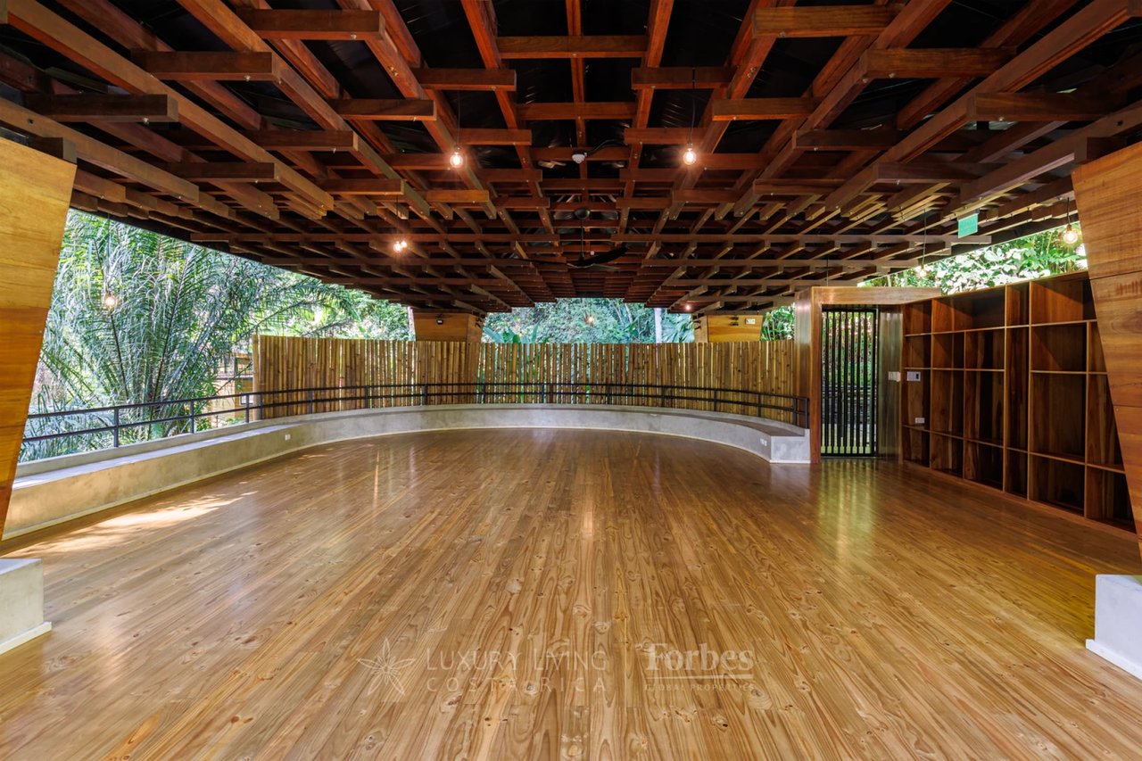 20391 - Property near the beach with hotel or private home potential