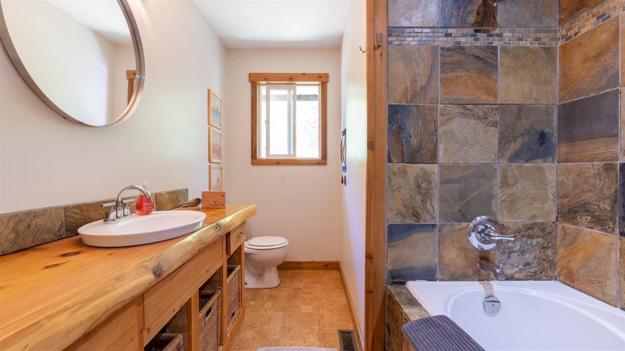 1124 Plateau Cres