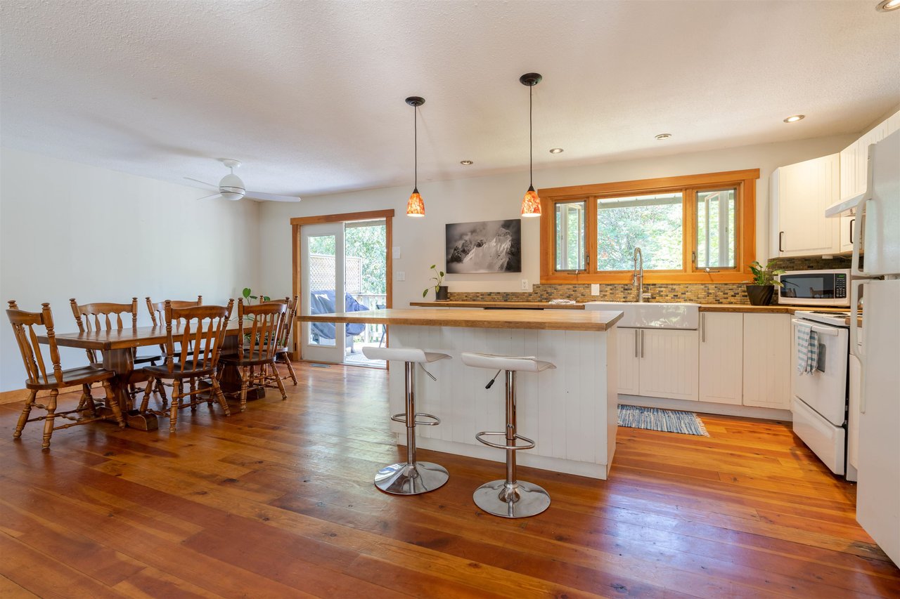 1124 Plateau Cres